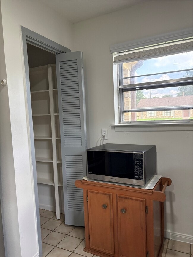 Building Photo - 1401 Andover Ln