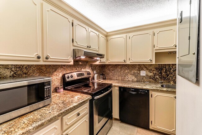 Building Photo - 2460 Juniper Dr