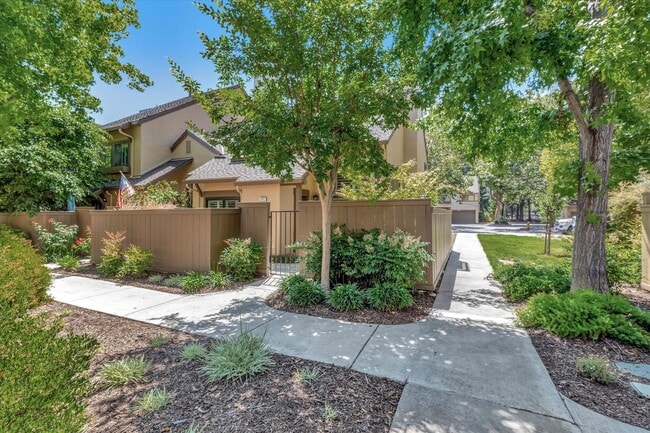 Building Photo - Hamilton Place Townhome