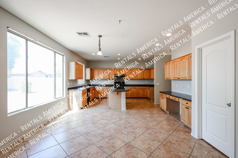 Building Photo - 1155 E Winchester Pl
