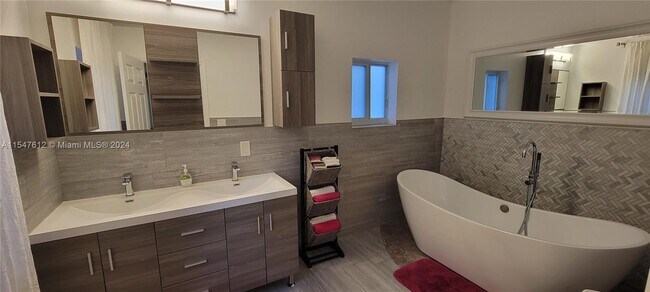 Building Photo - 2231 SW 17th Ter