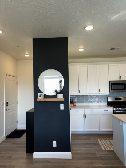 Building Photo - 5801 S Garnet Dr