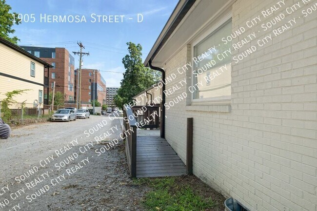 Building Photo - 1905 Hermosa St