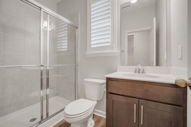 Building Photo - Spacious 5-Bedroom Home with Modern Upgrad...