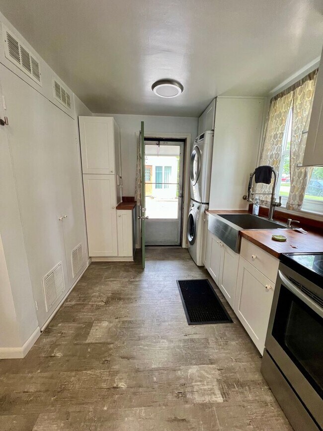 Building Photo - Stunning Single Family Home in King of Pru...