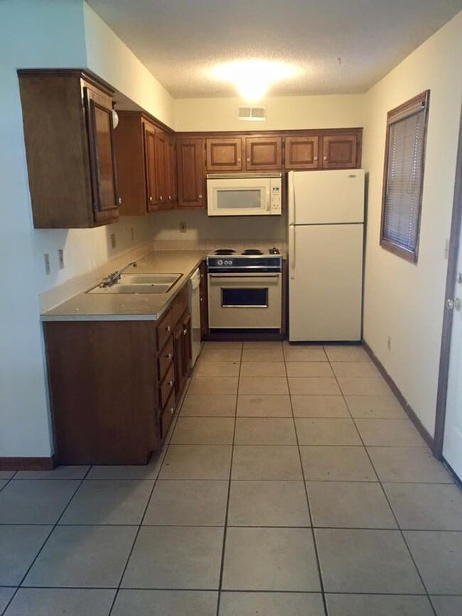 Building Photo - 3 x1.5 home off Lawrence Ave!