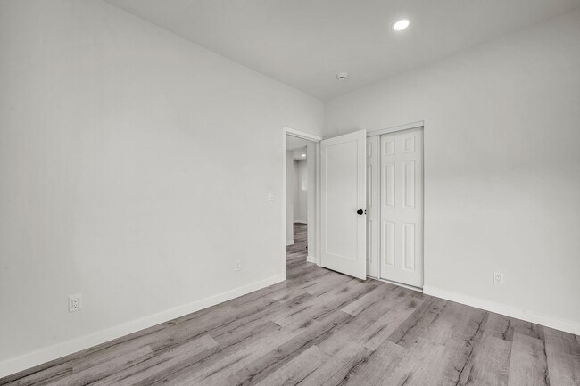 Building Photo - 5842-5840 Denver Ave