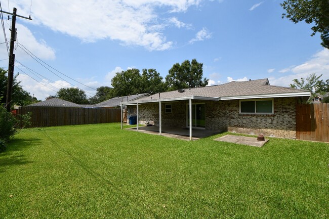 Building Photo - 2017 Sunset Ct N