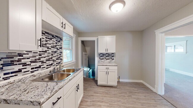 Building Photo - 3 Bed / 1 Bath in Cleveland!