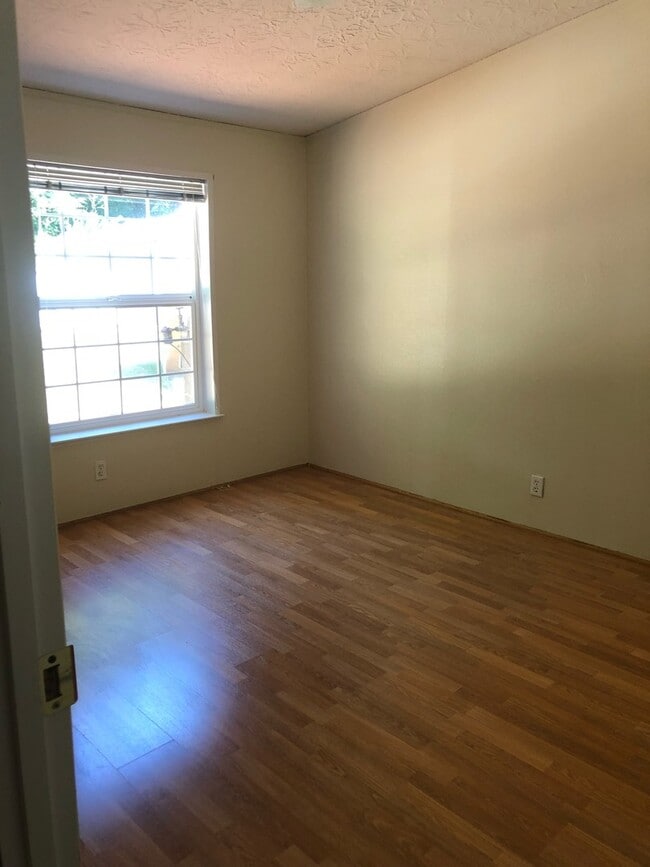 Building Photo - Spacious 3 bedroom home