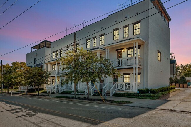 Building Photo - Modern living in Salemtown!