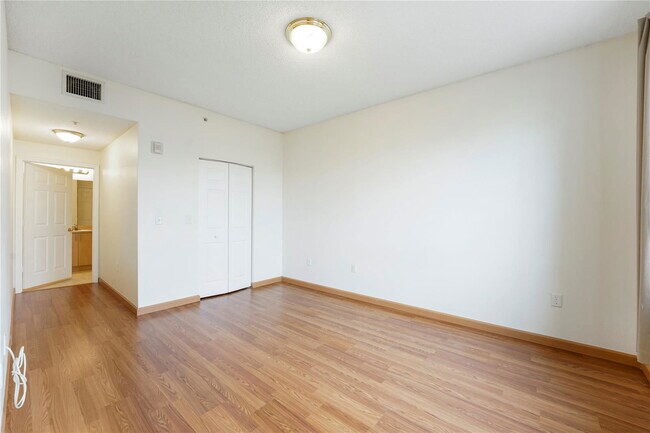 Building Photo - 533 NE 3rd Ave