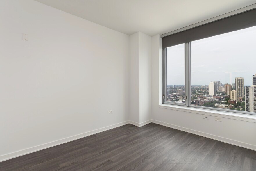 Building Photo - 1254 N La Salle Dr