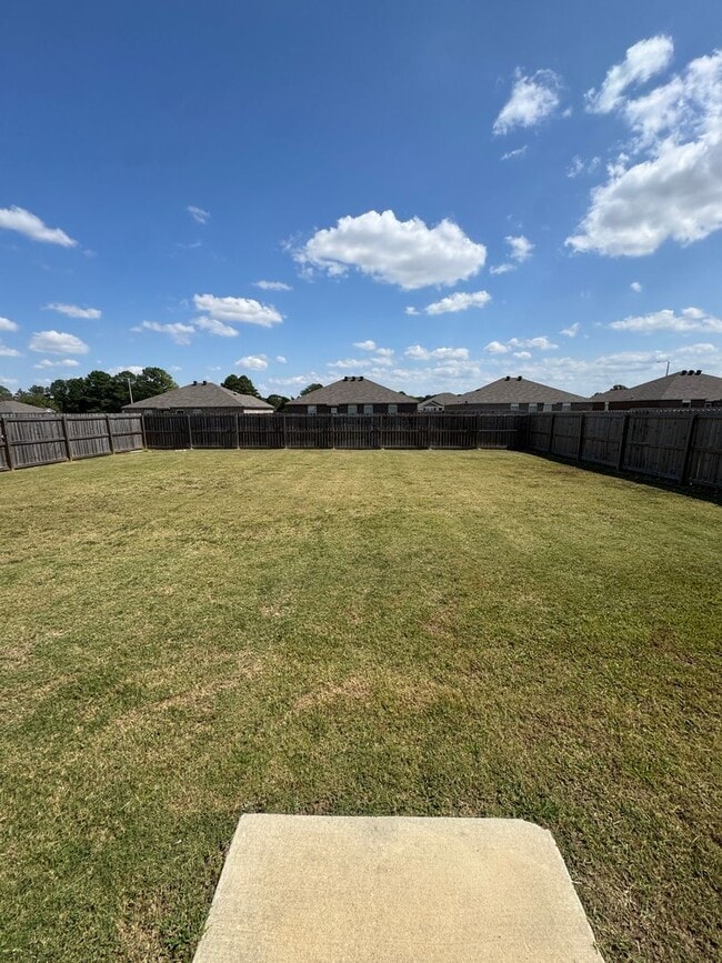 Building Photo - 4 bed / 2 bath Available Now!
