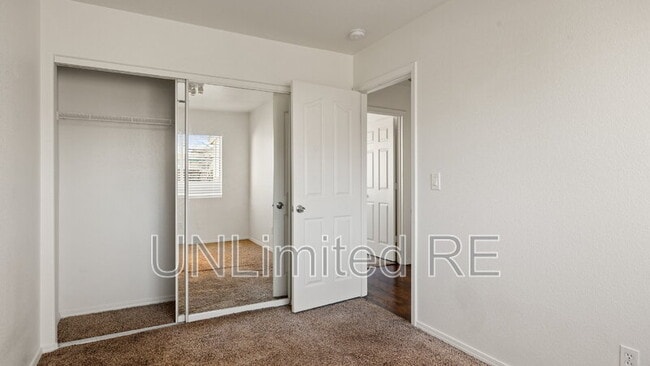 Building Photo - 3232 N Hedgewood Dr