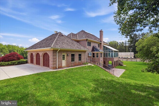 Building Photo - 1051 Kelso Rd