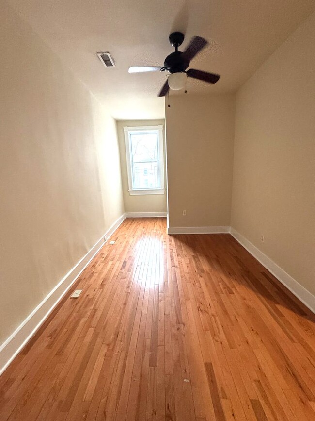 Building Photo - Centrally Located 2 BR Townhouse with Den/...