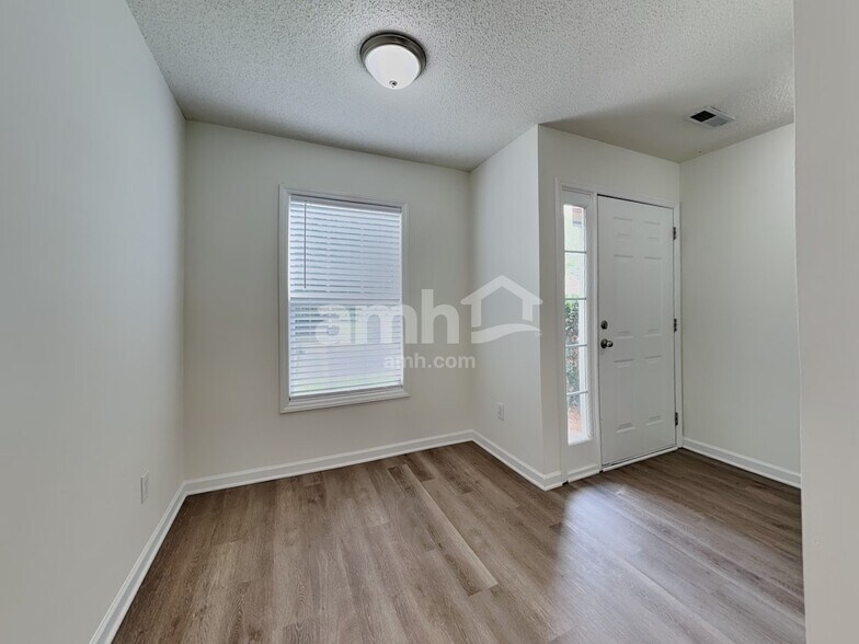 Building Photo - 5825 Regent Village Dr