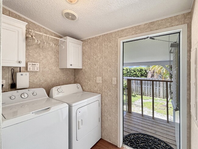 Building Photo - Charming Coastal Retreat in Ridgeway | Fenced Yard + Garage | Hobe Sound