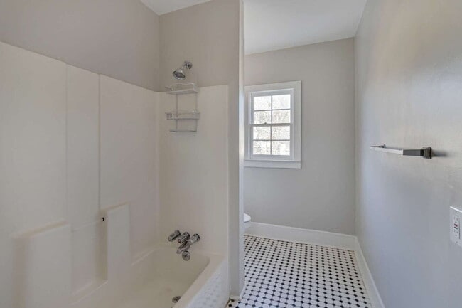 Building Photo - Charming Downtown Savannah Rental Property