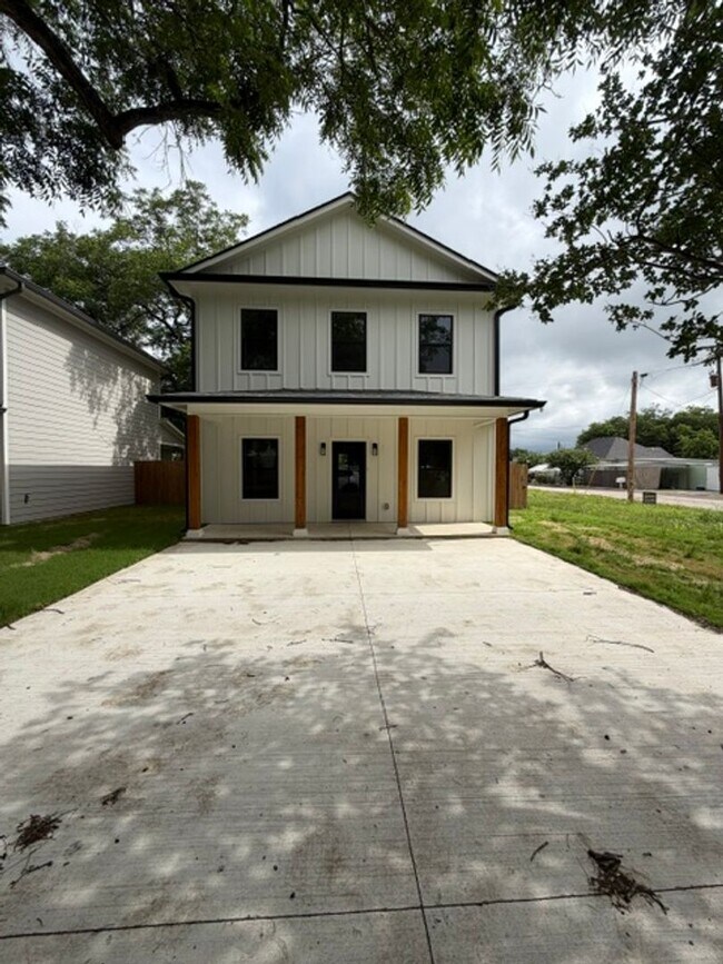 Building Photo - 301 Live Oak St