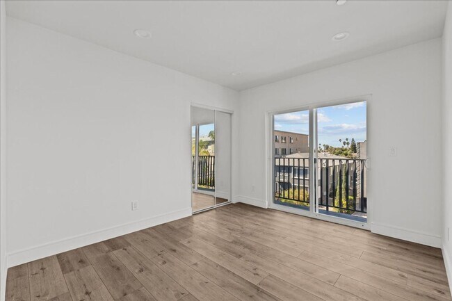 Building Photo - 860 N Hudson Ave