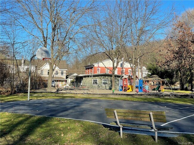 Building Photo - 9 Main St