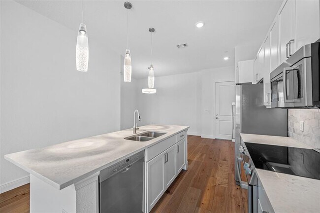 Building Photo - 644 3rd Ave S