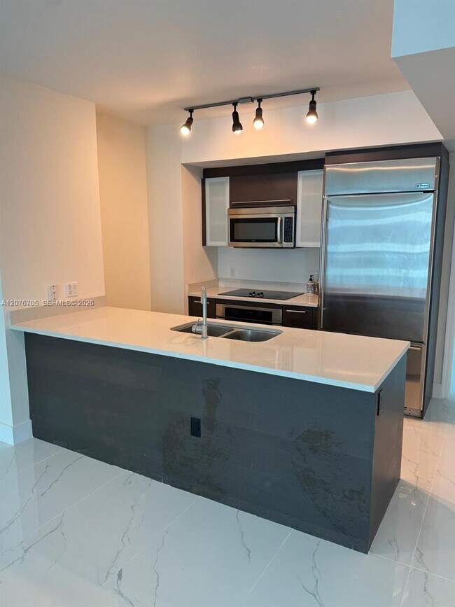 Building Photo - 500 Brickell Ave