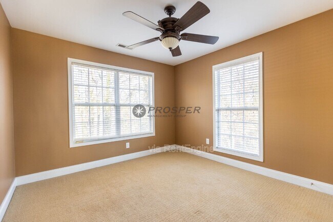 Building Photo - 102 Wellington Ave