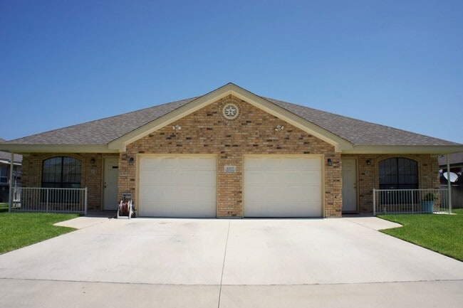 Primary Photo - Spacious Duplex for Rent – Close to Clear ...