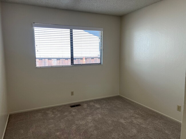 Building Photo - TENTATIVELY RENTED 4 Bedroom 2 Bathroom Si...