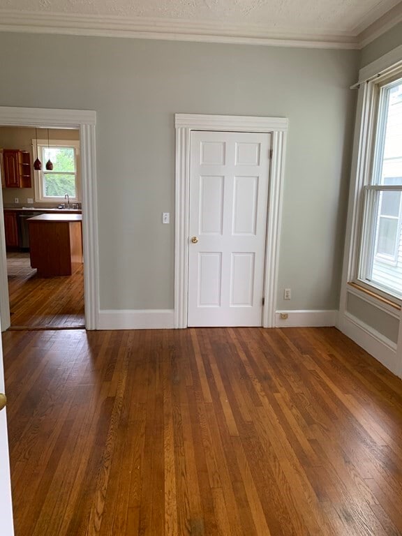 Building Photo - 841 E 5th St