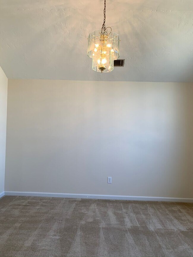 Building Photo - 225 Taylor Cir
