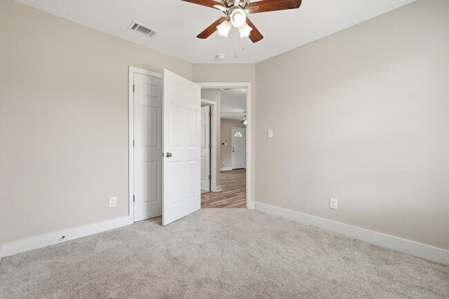 Building Photo - 254 Iris Ln
