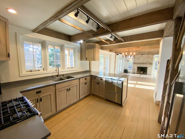 Building Photo - 165 Drum Hill Rd