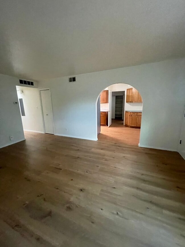 Building Photo - Newly updated & Ready to move in - 3 bdr, ...