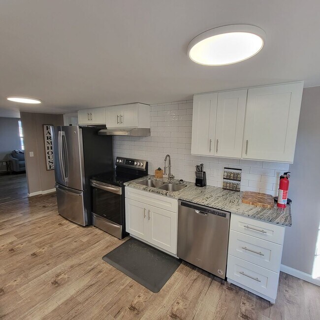 Building Photo - 4 Bed, 2 Bath Home for Lease-Furnished-Sparta,TN