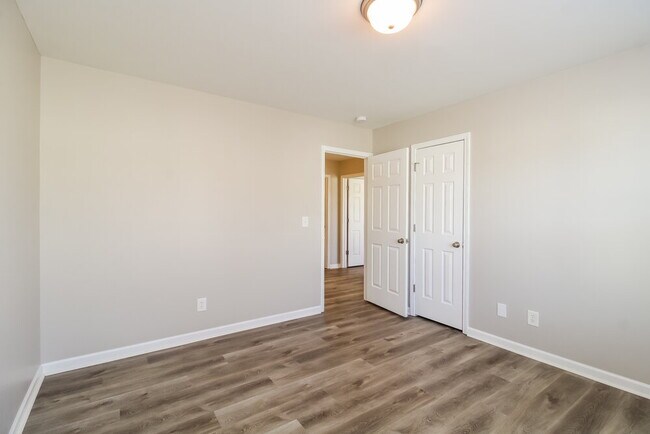 Building Photo - 1220 Maple Ridge Dr