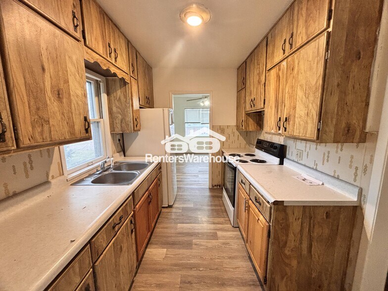 Building Photo - 1229 Merle Hay Rd