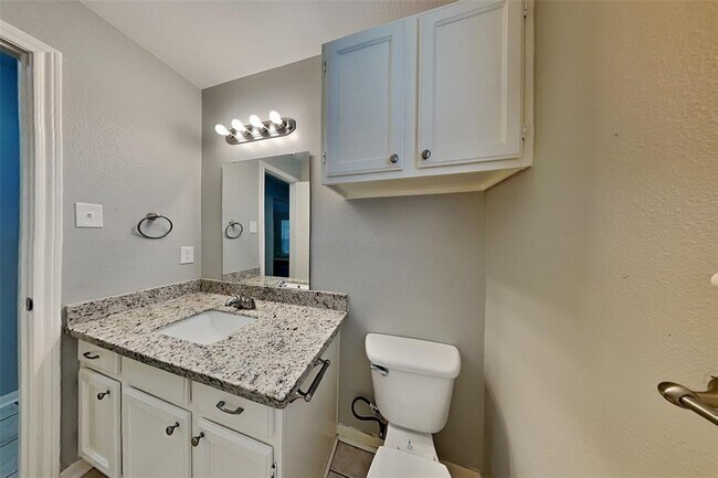 Building Photo - 2415 Pine Cone Dr
