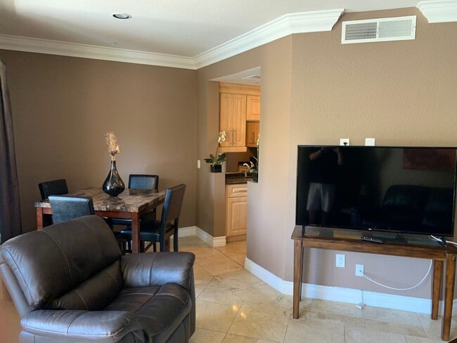 Building Photo - Fully Furnished - Gaurd Gated - Close to S...