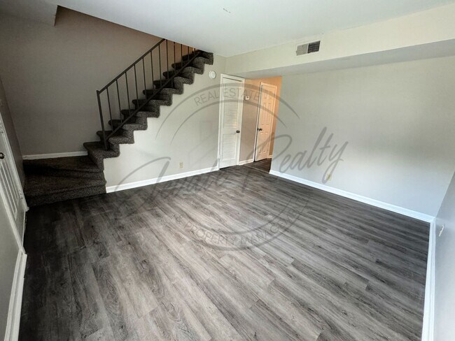 Building Photo - Two-Bedroom Duplex for Rent Near Trinity Hills, Nashville with Washer and Dryer!