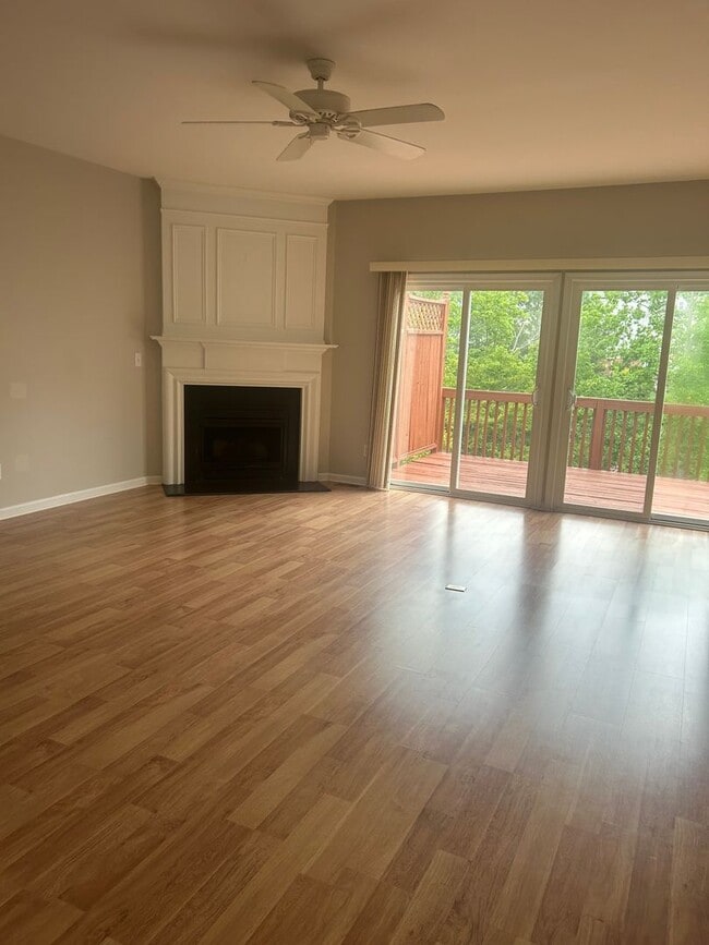 Building Photo - Spacious 3 bed Townhome close to new Apple campus and Panther Creek High School