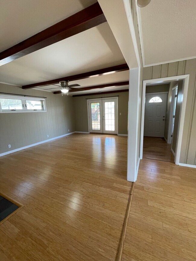 Building Photo - MOVE IN READY - Vinton Neighborhood