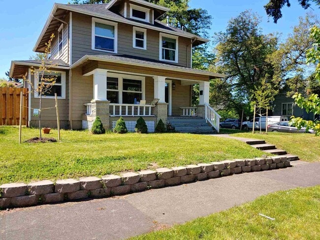 Building Photo - Portsmouth Neighborhood Updated 3-Story Ho...