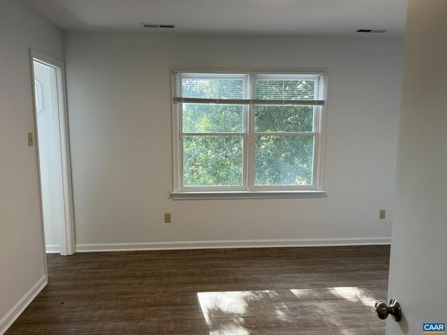 Building Photo - 943 Rives St