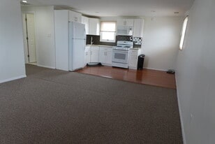 Building Photo - 132 Carle Rd