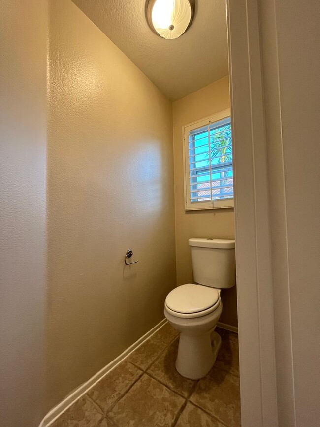 Building Photo - LOVELY 2 STORY DETACHED HOME WITH LARGE LO...