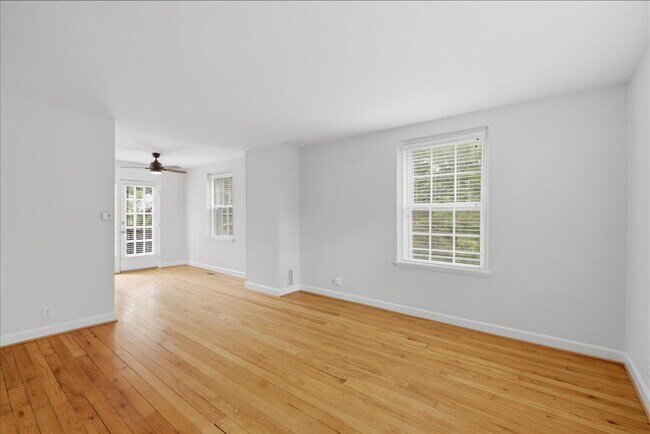 Building Photo - Elegant End-Unit Fairlington Villages Townhome with Private Balcony & Exceptional Community Ameni...